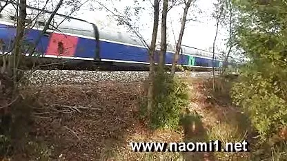 Joven morena lame chicas vírgenes sexo su amigo en un empuje