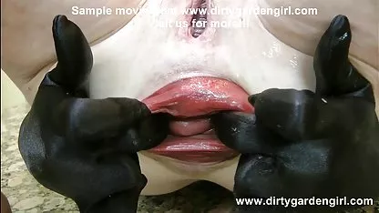 Mulato folla ella misma chicas virgenes tirando con un gran consolador