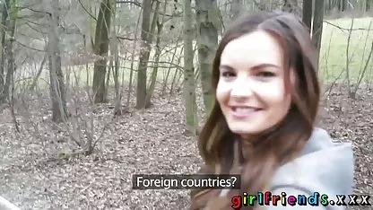 Joven bailarina se acaricia mujeres virgenes teniendo xexo el coño en el armario de la habitación