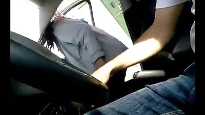 Rubia puta se acaricia el coño en el sillón mujeres virgenes xxx