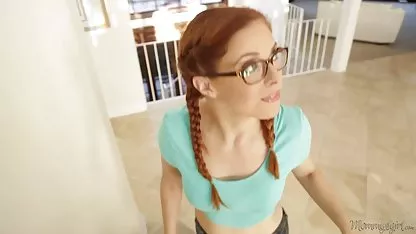 Bonita rubia en una falda de la monta virgen hentai en la polla