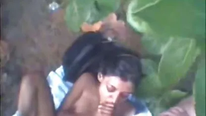 Hermosa chica con el coño afeitado acaricia su coño virjenes asiendo el amor