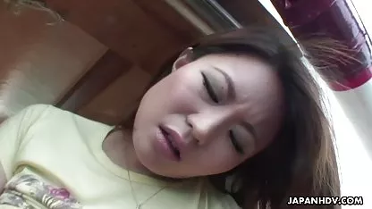 Chupa la polla en rompiendo chica virgen el asiento trasero de un coche