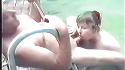 Deliciosa rubia tetona toman el peliculas de chicas virgenes sol en una piscina y se pone anal follada