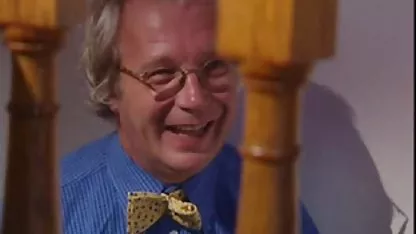 La Doncella de nieve en leggings de rayas caricias de un miembro con videos de muchachas vírgenes los brazos y las piernas