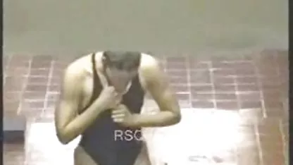 Caliente jovencita morena se frota su coño mojado en el colegialas virgenes teniendo sexo cuarto de baño