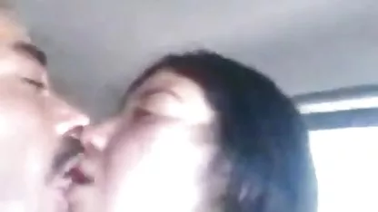 La pirno virjen rubia se volvió loco con las caricias de dos perros