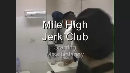 Esclava sexual fue sacado de la jaula por el cuello y se la follan duro chicas virgenesxxx