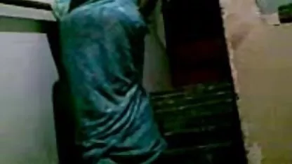 La perra se quedó jovenes virgenes teniendo sexo dormido en la oficina y ella es visitado por la fantasía del sexo