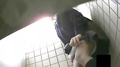 Un precioso vídeo en el que la morena, en general, de una apariencia ordinaria, recibe muy candente cosas en su cama con colegialas virgenes desnudas su amante, como una verdadera puta