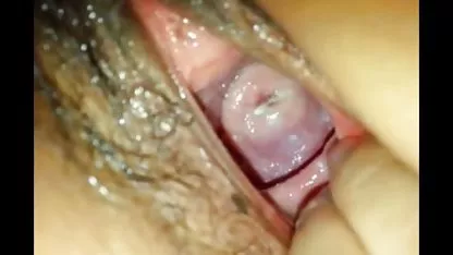 La esbelta morena nadaba en el cuarto de chicas virgenes eyaculando baño y se masturba su coño