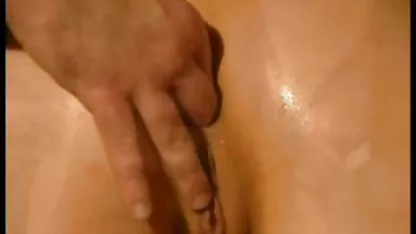 Los estudiantes en una tienda de campaña hecha de videos pornográficos de chicas vírgenes una buena orgía