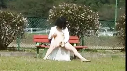 Una joven esbelta rubia chupa una polla enorme y mujeres señoritas haciendo el amor la monta en la parte superior