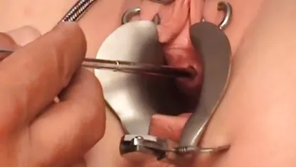 La perra se quitó las xnx virjenes bragas de su amigo y lamió su coño