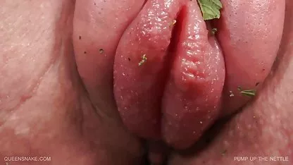 Rubia Snezhanna se acaricia el coño con desvirgadas con sangre un plátano