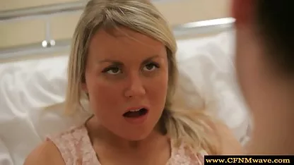 Sexy, joven rubia se arrodilla y chupa una polla rompiendo himen xxx