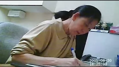 Un sabio maduro jefe estará encantado de enseñar a un joven perra no sólo para trabajar en un equipo, pero también chicas vírgenes colombianas se muestra cómo utilizar su lengua en su coño maduro