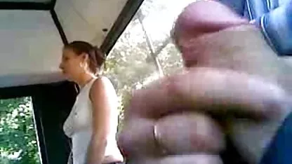 La chica trajo con ella todo un arsenal de juguetes sexuales y mujeres virgenes calientes ahora ella está trayendo a sí misma un brillante orgasmo