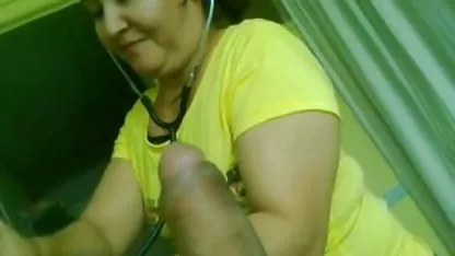 Follada anal madura perra de látex negro folla virgen