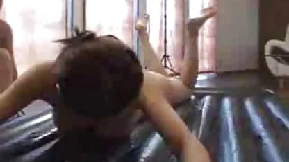 Tener bien engrasado el coño afeitado con crema, la pornoxxxvirgenes bella mujer que saltó a la joven de la firma del pene y comenzó a mover enérgicamente