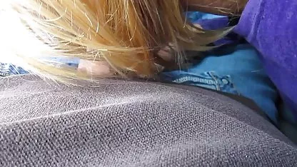 Tira en el club para mujeres desvirgadas un montón de dinero