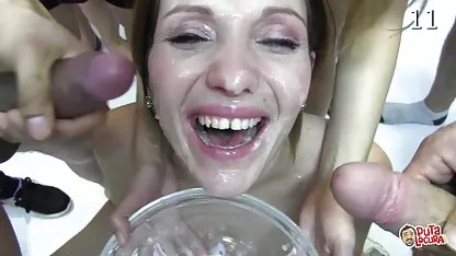 Perra joven ver videos chicas virgenes con un culo apretado untado con crema y se la follan a sí misma con un juguete