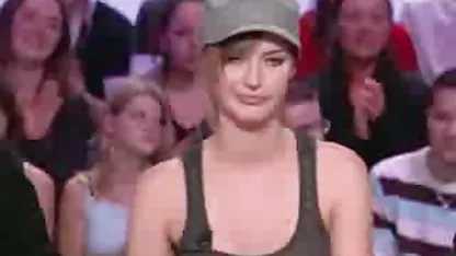 Chica tetona se baña en rompiendo chicas vírgenes la ducha y caricias entre sus deliciosas piernas