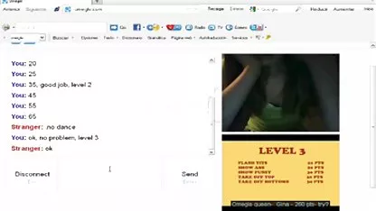 Morena delante de la webcam lame el semen virgenes tirando de sus dedos