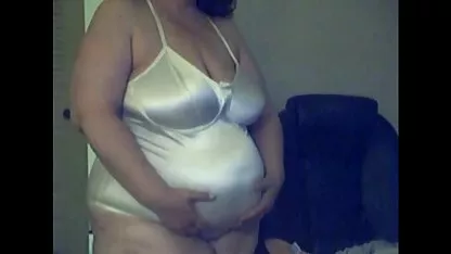 La rubia se folla a sí misma con una enorme polla de grasa y se describe a sí misma de un orgasmo mujeres virgenes culiando