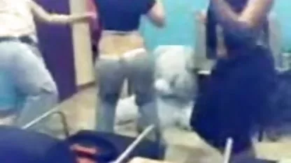 Estos pequeños agujeros jugosos coreanas desvirgadas y un gran consolador