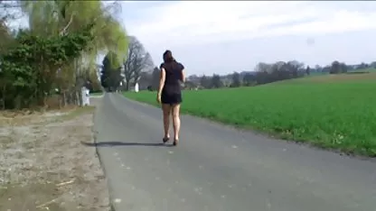 La perra cuidadosamente tragarse una polla gorda miembro de el hijo xxx rompiendo himen de puta. Tan pronto como el pobre hombre no trate de tragar la polla de todo el camino, ella no tuvo éxito, pero su coño afeitado voluntariamente absorbido una gran agregado