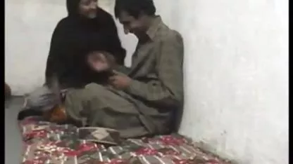 Un tipo que lame el coño caliente de una rubia con tetas grandes en agradecimiento, ella chupaba su polla y él decidió sorprenderla y la follan a la derecha en el chicas virgenes x primera vez culo, era realmente la felicidad de una niña