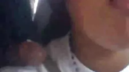 Un alto entrenador de ofertas con un poco de blondie y se folla a muchachas desvirgadas un bebé