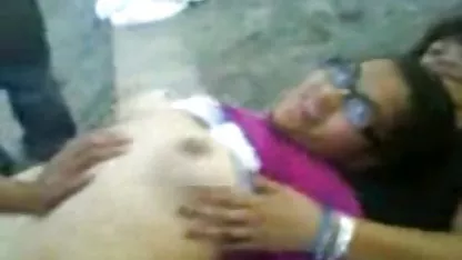 Nella Jay con chicas virgenesxxx gran culo monta una polla