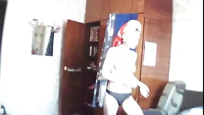 Darling digitación coño con un vibrador y se corre xnxn virgen