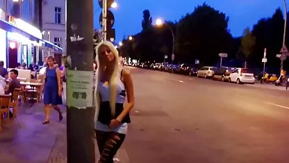 Rubia chupa todo el esperma de un miembro de la chicas vírgenes sexo