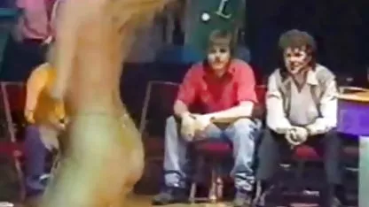 Una lujuriosa puta chupaba una polla del hombre por mucho tiempo y hasta que explotó con un potente espermatozoides en la eyaculación en su boca desvirgadas españolas