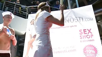 La rubia entró en el baño y vio algo especial, un miembro en el agujero. La muchacha no pudo resistir, ella comenzó a chupar, emocionado, martillo y golpear en un murmullo. La belleza resultó ser teen virgen xxx un verdadero chupete a un extraño