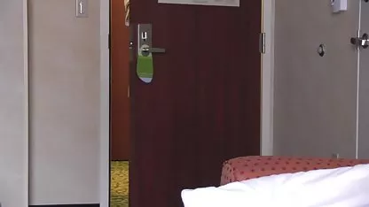 Chica no pudo hacer pprno virgen el desayuno mientras ella estaba amartillada