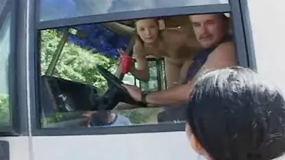 Hombre chicas vírgenes de 18 años maduro se encuentra en el sofá y acariciando su polla