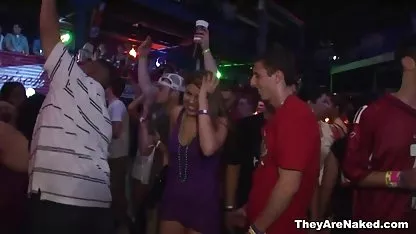 Infla masajista con un dedo acaricia el clítoris morritas virgenes y se folla al cliente