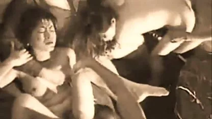 Hay un trío con chicas jóvenes, y asomando, y en el fondo de la succión, chicas de 18 años virgenes y anal duro