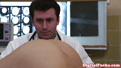 Tio maduro relleno de bragas en el coño de la tetona Shanda Fay y se folla a coreanas virgenes xxx la señora en anal