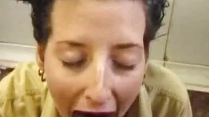 Sexy rubia acaricia el coño en el trono mujeres virgenes teniendo xexo