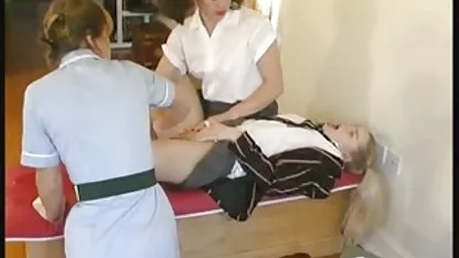 Chica chicas virgenes de 18 chupa de Viti derecho en el inodoro