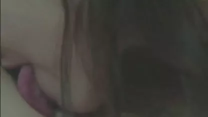 Hermosa perra se acaricia el coño chicas virgenes masturbandose en un chat de vídeo