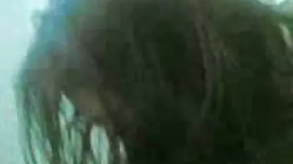 Lindo poco Larisochka sin inmutarse a sí misma en el alma saltó sobre un miembro de el pirno virjen hijo de puta