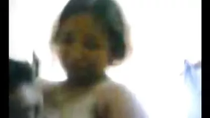 Cutie llega a conocer a el cliente en la cámara y se acaricia su xno de virgenes cuerpo