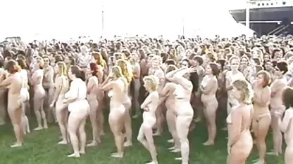 El chico se acuesta en el piso y la chica se sienta encima de su polla y salta, luego que el hombre pone a la niña con cáncer y folla en el ano. La chica grita de dolor, ya que ella está siendo mujeres virgenes perdiendo la virginidad follada por primera vez