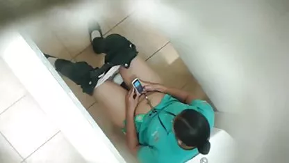 Hermosa sexy xxx hermanos virgenes lesbianas después de un paseo beso suavemente en la cama